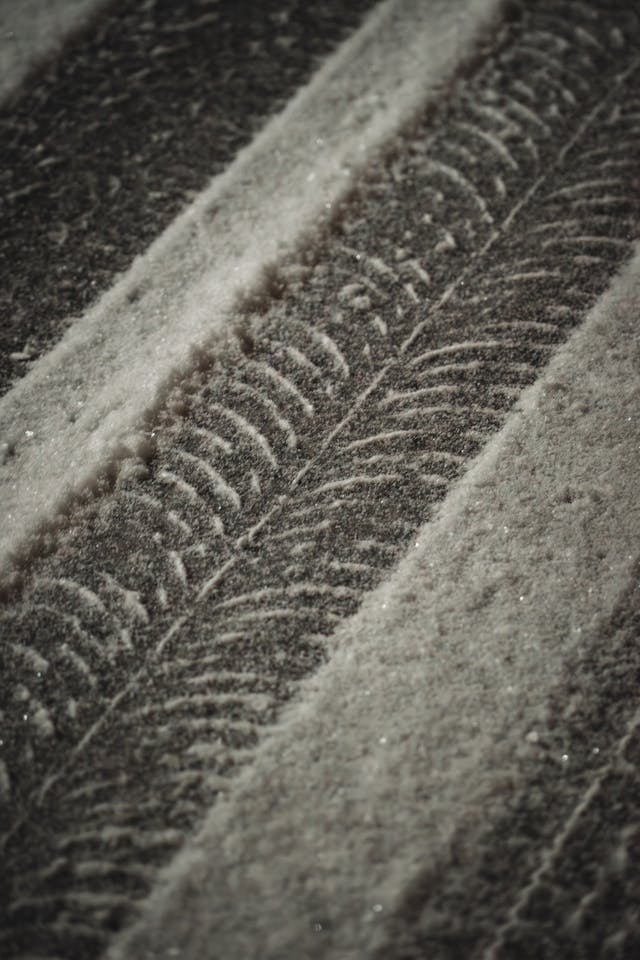 Žiemos padangos – tik pusė tiesos: ką dar reikia žinoti, kad saugiai važiuotumėte ledu ir sniegu